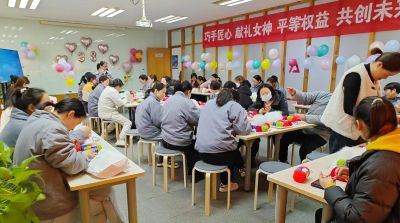 拼搏在线手机版(大中国区)
举办三八妇女节活动,展现女职工风采